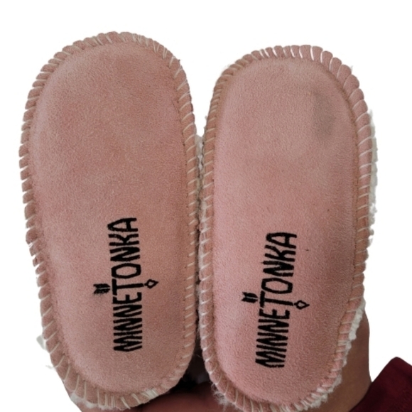 Minnetonka Moccasin Little Snuggler Sheepskin Booties - Picture 7 of 9